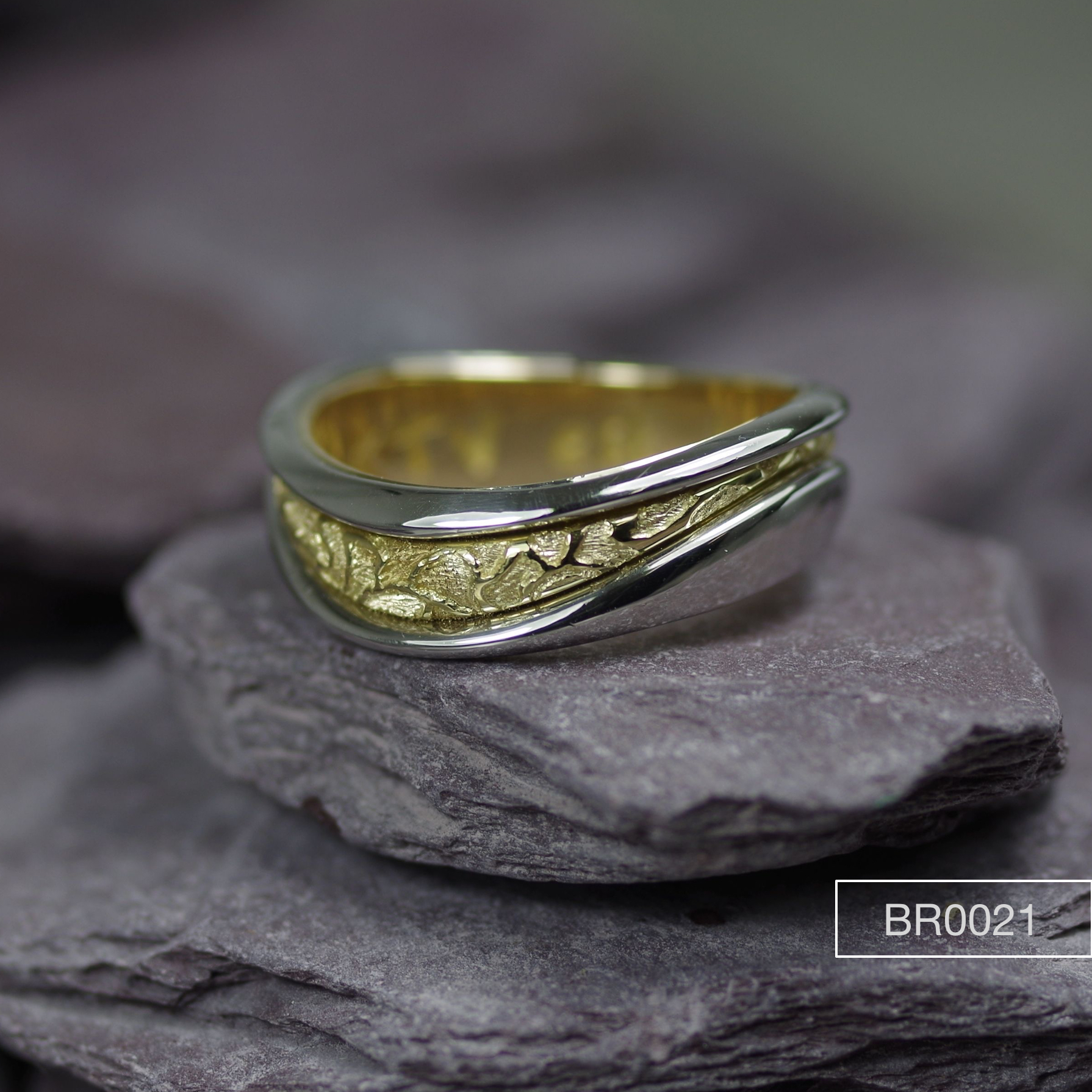 Platinum & patterned 18ct yellow Gold ring.