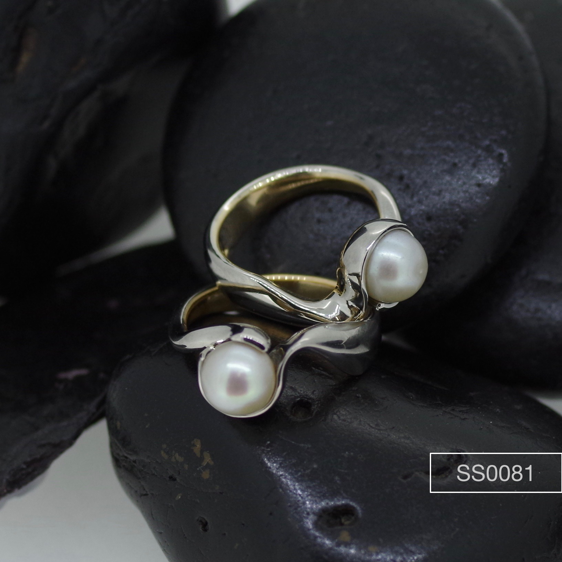Set of Pearl rings made in white & yellow Gold.